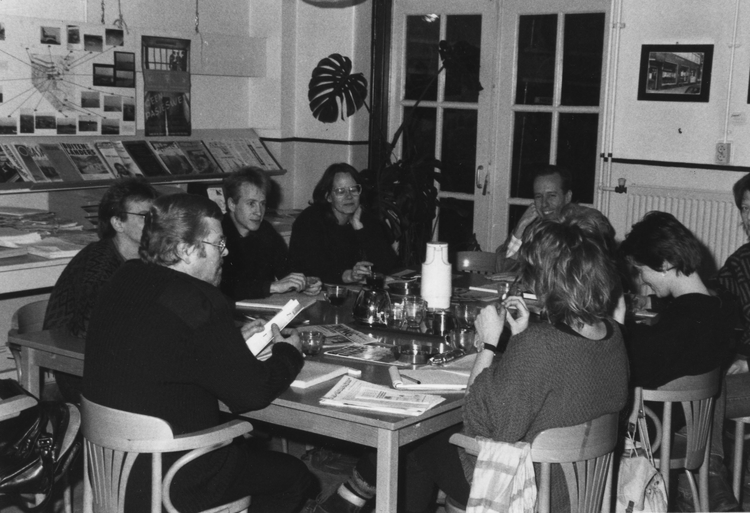 Foto uit 'Gesloopte buurt' door Jeannet Richel. Ook in de nieuwe Buurtwinkel was er een dagelijks spreekuur, op deze foto uit ca. 1986 de groep vrijwilligers in vergadering. 