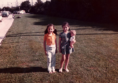  Ilknur en haar zusje in 1976 aan  de Celebesstraat. 