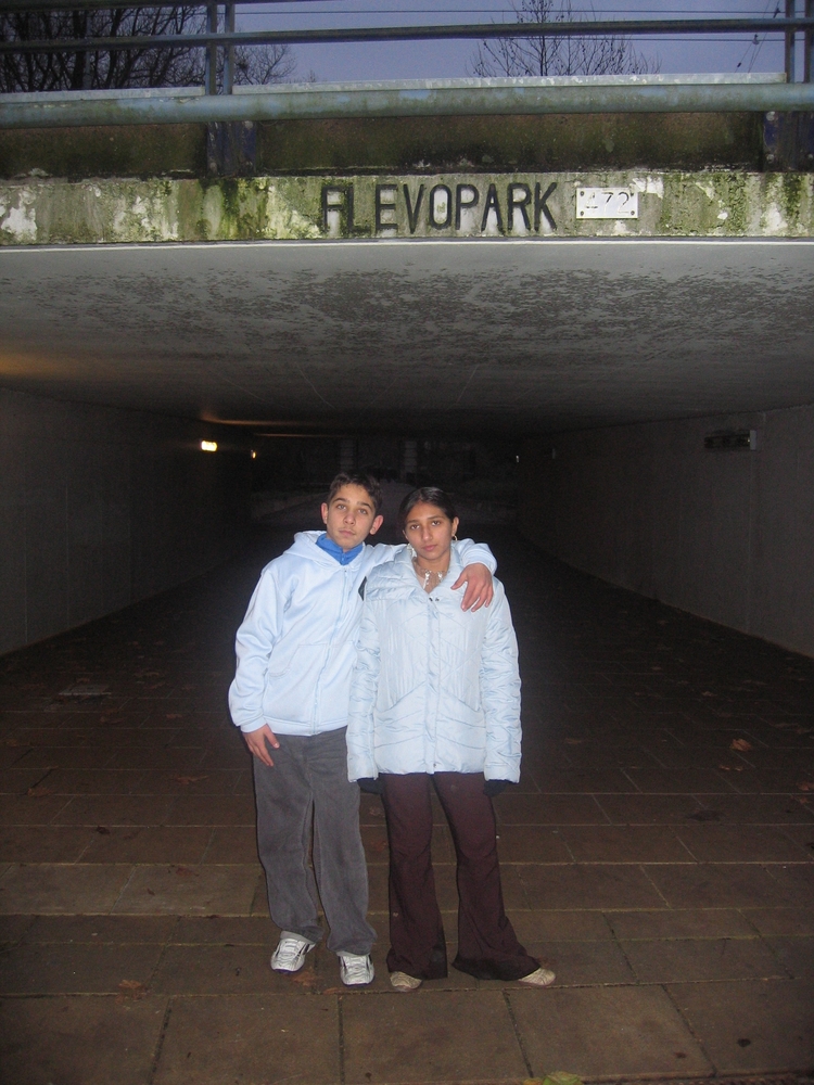  8 december 2004, Asen en nichtje Sevinc bij de tunnel ingang van het Flevopark. Haci is er niet bij, want hij had voetbaltraining. 