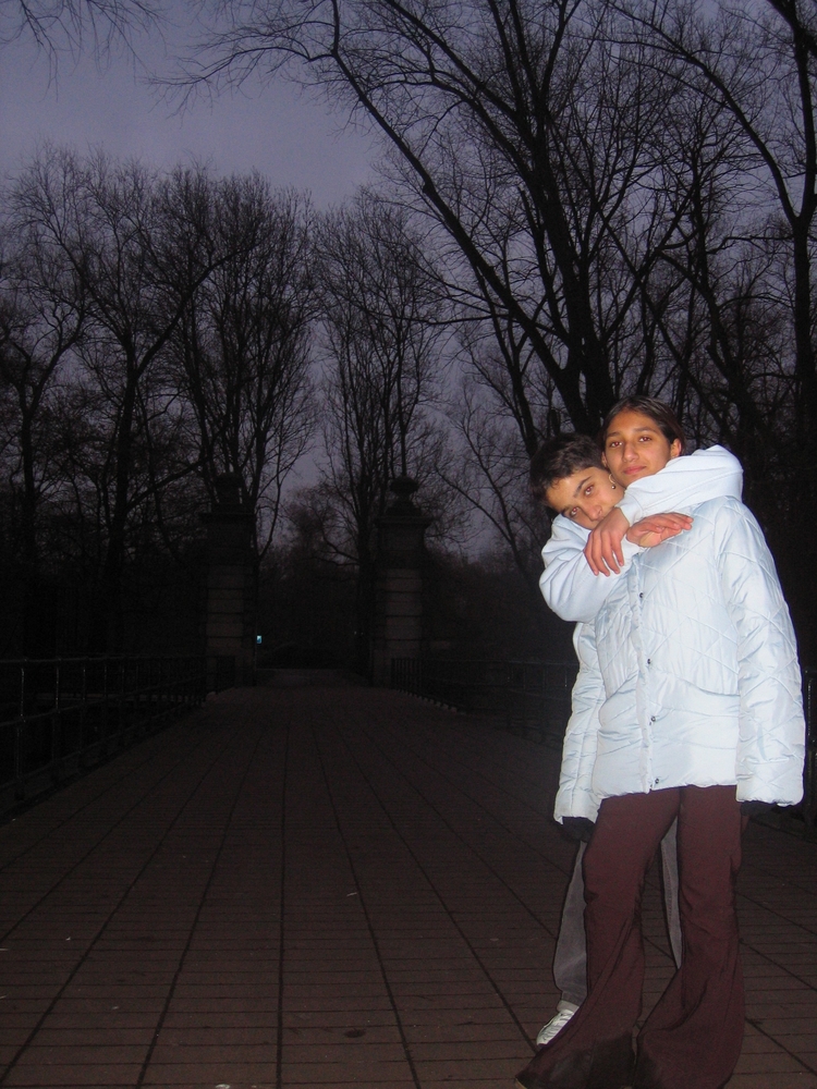  8 december, Asen en nichtje Sevinc bij de<br />ingangspoort van het Flevopark 