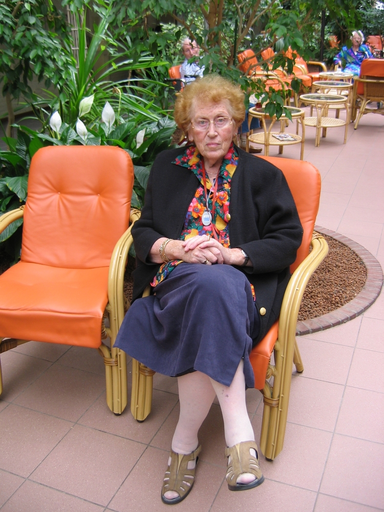 Flora Koe-Melkman juli 2009 Mevrouw Koe-Melkman woonde lange tijd in de Transvaalbuurt. Tegenwoordig woont zij in Beth Shalom. ,   een zorgcentrum voor Joodse ouderen in Amstelveen. 