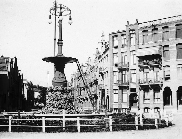 De fontein met de 4 booglampen, die in 1905 werden aangebracht.  