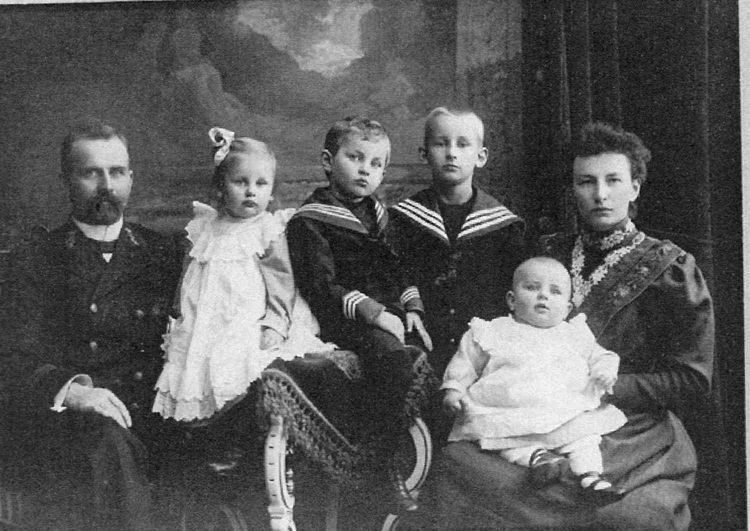 Familie van Albada-van Rappard Foto genomen omstreeks 1909.<br />Piet is de 3e van links 