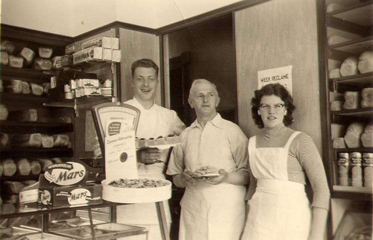 In de winkel: vlnr Hans, meneer Langedijk en een winkelmeisje, +/- 1954.  