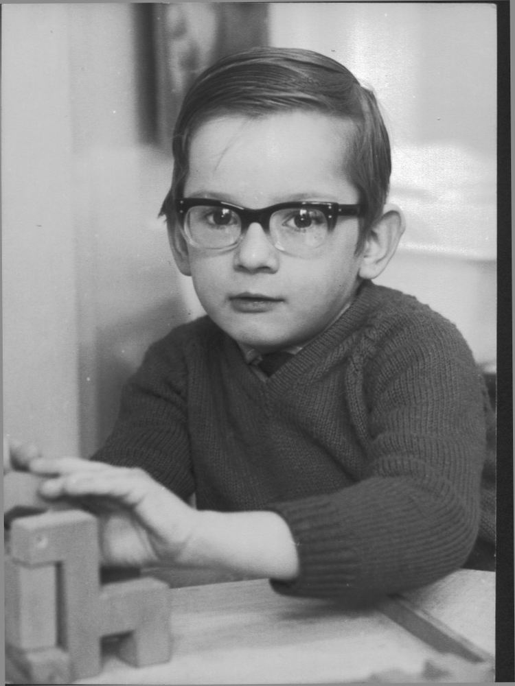  Martin als klein jongetje. De foto is waarschijnlijk gemaakt in de kleuterschool in de Billitonstraat. 