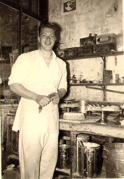 Hans met een spuitzak in de handen in de banketbakkerij, +/- 1954.  