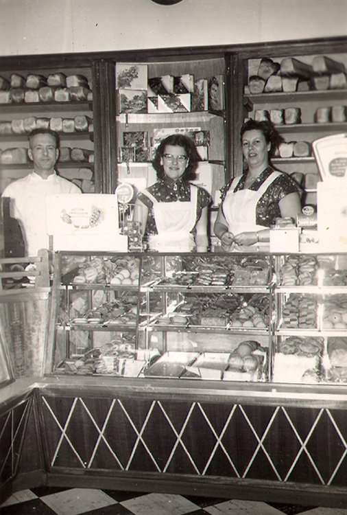 In de winkel: vlnr mijn vader, het winkelmeisje en mijn moeder, +/- 1954.  