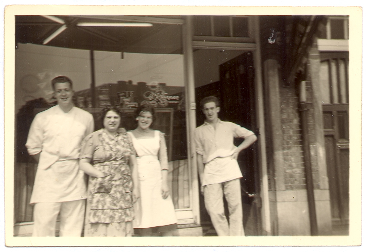  Voor de winkel buiten, vlnr: Hans, Dien, winkelmeisje en Tholen. 