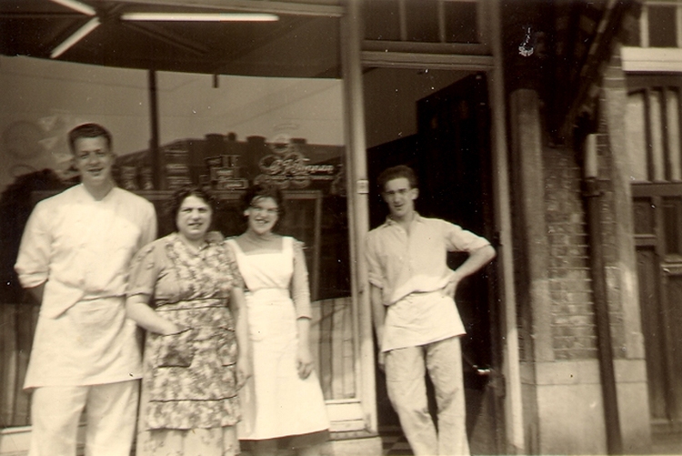 Voor de winkel buiten, vlnr: Hans, Dien, winkelmeisje en Tholen, , +/- 1954.  