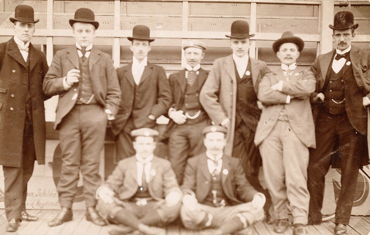 Bestuurders van Athletische Club De Bataaf op de Wielerbaan Zeeburgerdijk - ± 1900 .<br />Foto: Beeldbank Amsterdam 