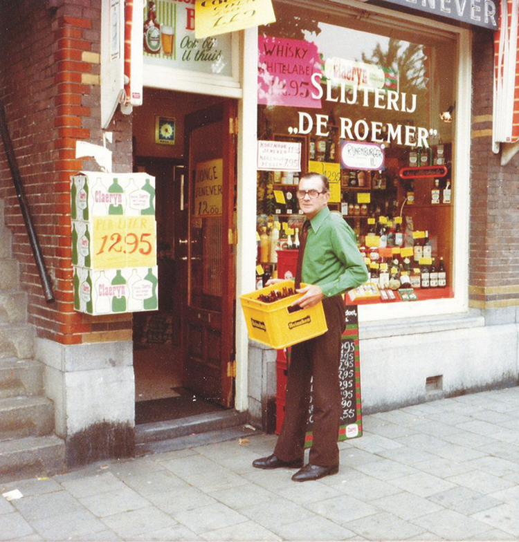 Mijn vader voor de winkel -  1980 .<br />Foto: Ans van Essen .<br />Foto: Ans van Essen- van Huizen 