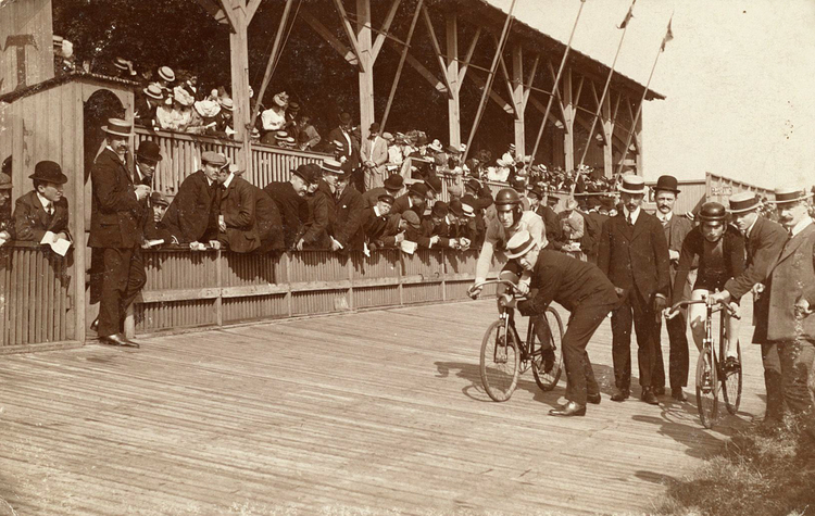 Op de meet op de Wielerbaan Zeeburgerdijk - ± 1900 .<br />Foto: Beeldbank Amsterdam 