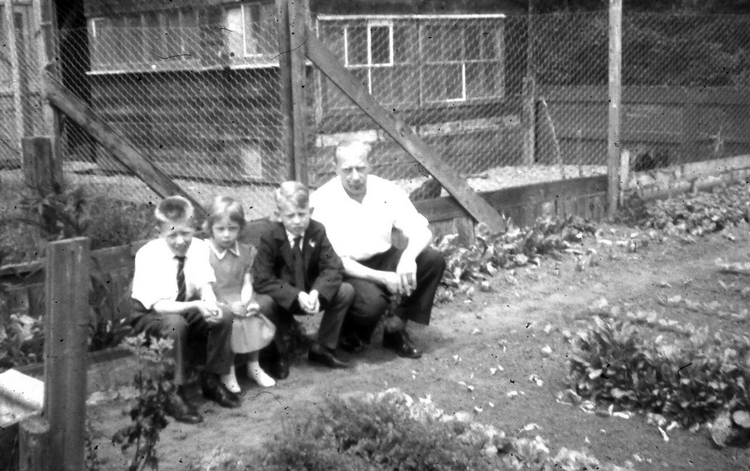 Fred, Marga, John en Willem voor het kippenhok - ± 1958 Foto 7 zwart wit .<br />Foto: John Kars 