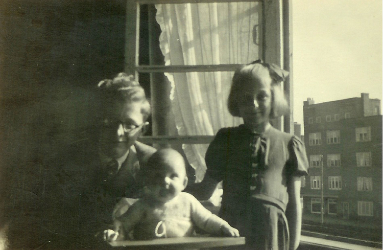  De kinderen Kruk in 1949 in hun huis aan de Insulindeweg 99 2-hoog: v.l.n.r. broer Cor, verteller Yvonne en haar zus Greet. 