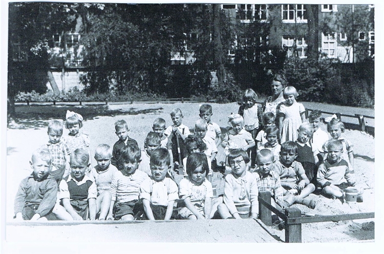 De kleuterschool met de boom die nog bestaat. Het blonde meisje, rechtsboven naast de juf is Henny. Foto omstreeks 1942 gemaakt door schoolfotograaf, 