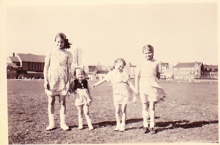  Tonny met 3 zusjes op het landje voor de Emmakerk, ongeveer 1948.<br />Van links naar rechts Rietje, Tonny, Corry en Jetty. 