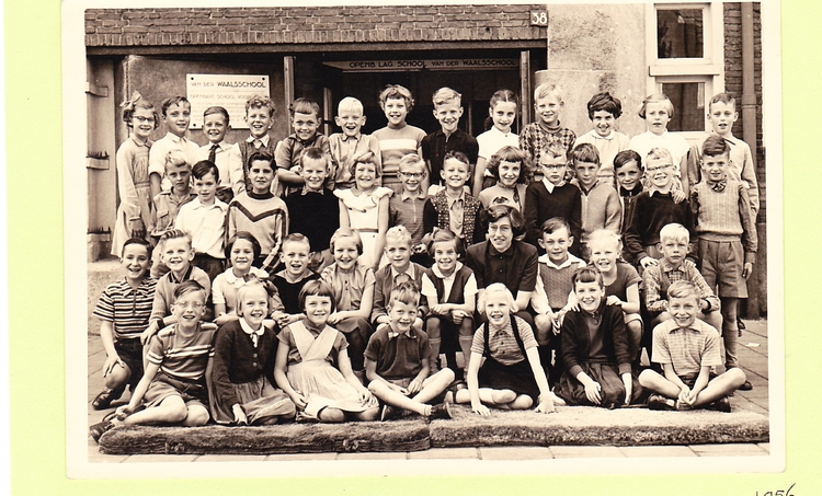  Juffrouw Buitenhuis zit op de 2e rij,links boven op de achterste rij Tonny met strik. Juffrouw Buitenhuis zit op de 2e rij.(1955) 