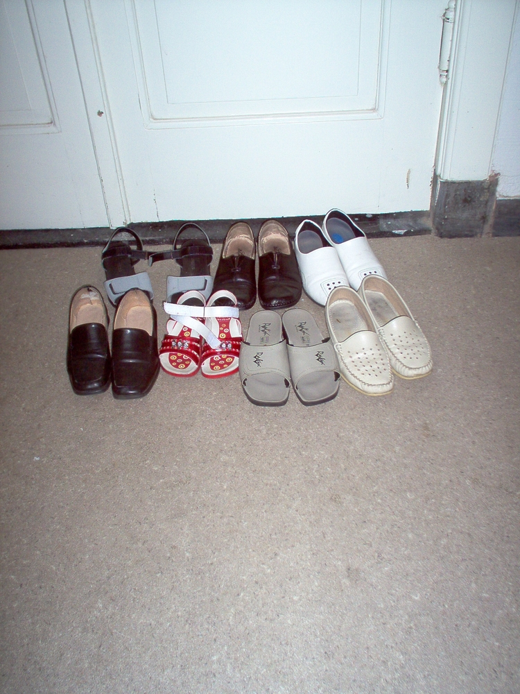 Schoenen schoenen voor de deur van Dileks huis. 