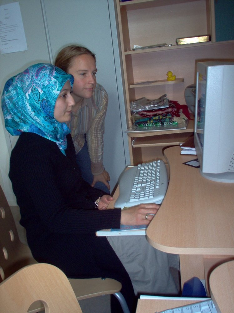Mehtap deze foto is gemaakt tijdens de computerles bij Fetih. Maia en Mehtap 2005 Mehtap tijdens de computer les bij Fetih aan de Marcusstraat (2005). 