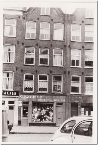 foto opgestuurd door A. van Rooy voor Ton en Ria Foto Dapperstraat; het pand van de lampenwinkel Karelse tussen bakkerij Dapper en de voddenboer ome Teun omstreeks 1958 