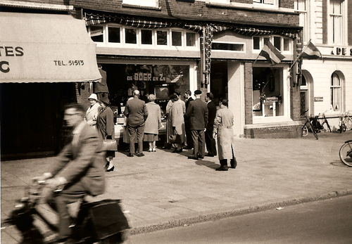 Middenweg 63 Opening zaak - 1957 .<br />Foto: Frank de Boer 