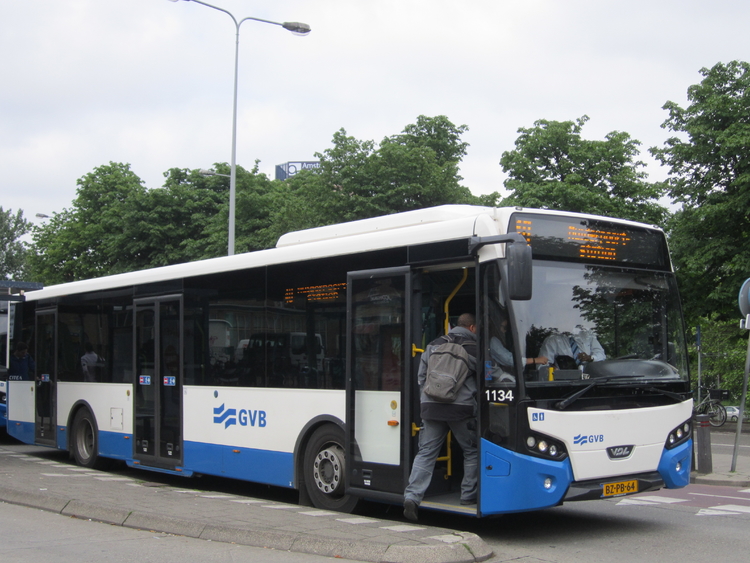 De stadsbus bij het Amstelstation.  