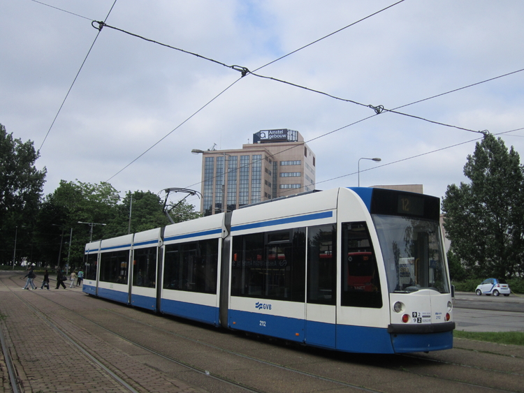 Tramlijn 12 komt aan bij het Amstelstation.  