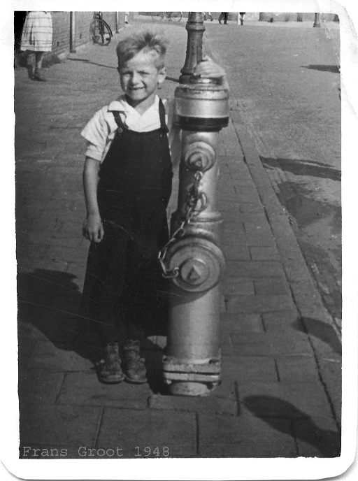 Frans Groot_foto1 Frans Groot in 1948 bij de brandkraan voor zijn huis aan de President Brandtstraat, foto door straatfotograaf genomen. 
