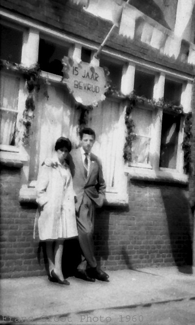  Foto genomen 5 mei 1960, voor het huis aan de President Brandtstraat 36, op de foto staan Frans Groot en zijn verloofde Wilhelmina uit de Majubastraat, Foto genomen door moeder van Frans. Frans Groot en zijn verloofde Wilhelmina uit de Majubastraat, op bevrijdingsdag 1960 voor de deur van de     woning aan de Pres.Brandstraat 