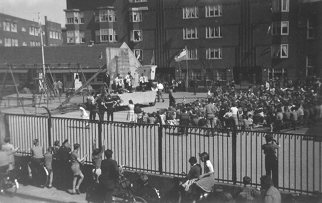  Bevrijdingsfeest in de Transvaalbuurt, 5 mei 1960, foto genomen door Frans Groot. 