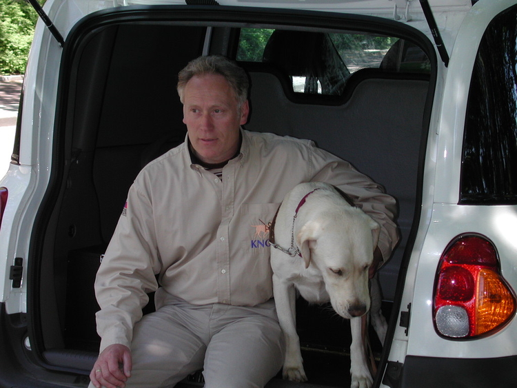  Seniorinstructeur Frans Heitz met een van de honden in opleiding. 