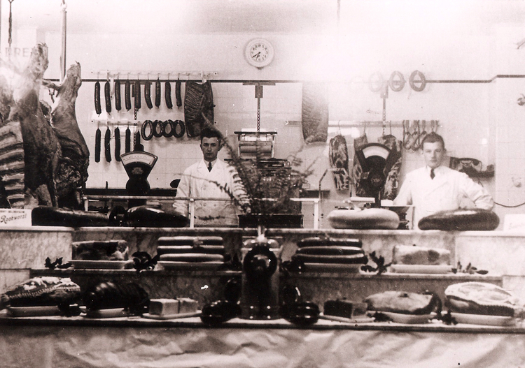 Fraunhoferstraat 14 Overname slagerij van fa. D. Duivis door G. de Bree - 1929 .<br />Foto: Jan van Deudekom 