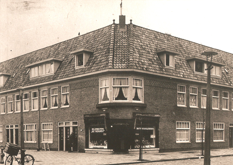 Fraunhoferstraat 16 - ± 1950 .<br />Foto: Jan van Deudekom 