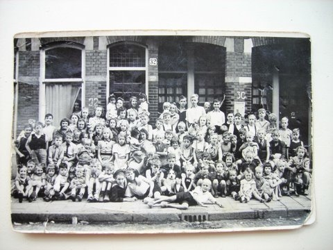 Buurtkinderen uit de Tilanusstraat, ca 1946   
