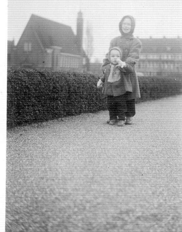 Wietskenl Hier sta ik met mijn jongste broertje op het Galieplansoen. Ik was toen ongeveer zeven jaar. 
