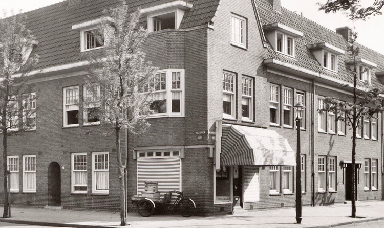 Galvanistraat 12 - 1945 .<br />Foto: Beeldbank Amsterdam 