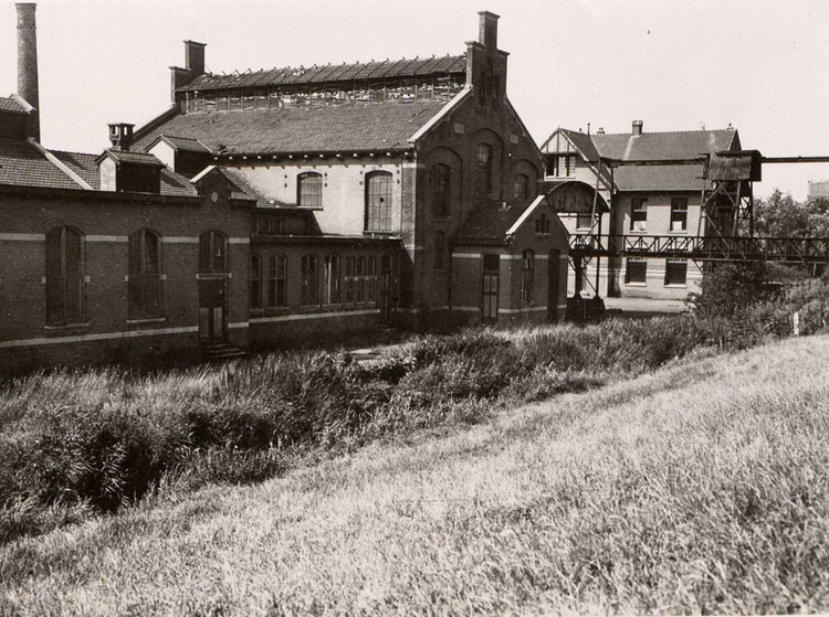 De voormalige gasfabriek van de Watergraafsmeer gelegen aan de Noorder Ringdijk 8, later Oosterringdijk genoemd. .<br />Foto: Stadsarchief Amsterdam 