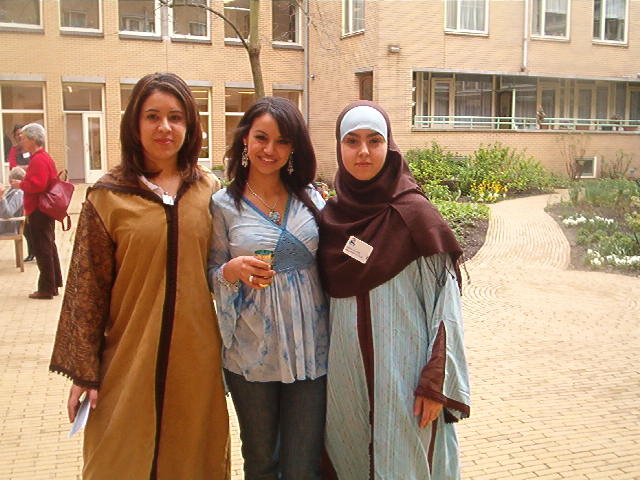 Gastvrouwen gastvrouwen van de marokkaanse tentoonstelling Kastanjehof (14 april 2005): De gastvrouwen van de Marokkaanse tentoonstelling. 
