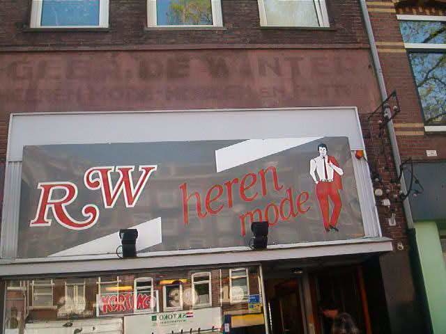  Op de muur boven het bord van RW Herenmode is in 2003 de oude naam 'Gebr. de Winter' nog net leesbaar. 