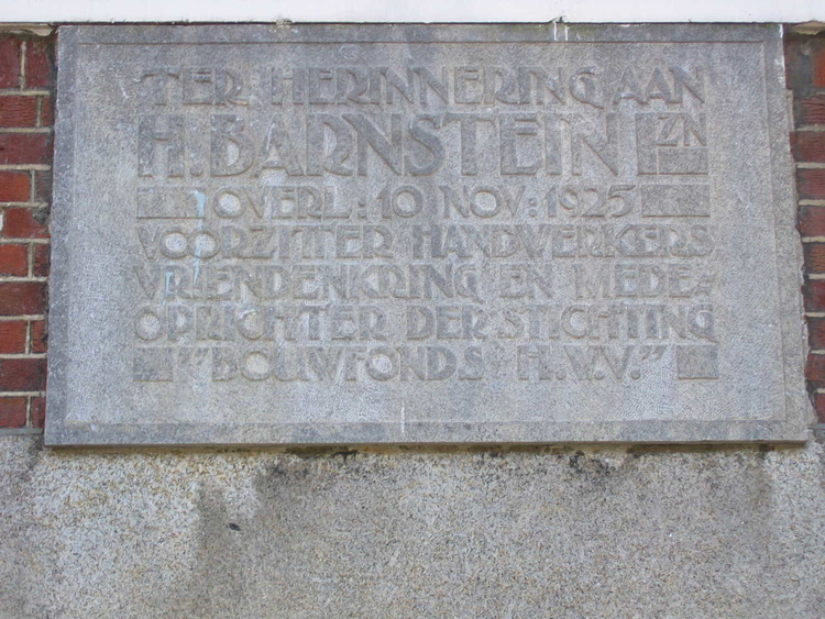 Gedenksteen voor Heiman Barnstein. De tekst op de gedenksteen spreekt voor zich. De steen is ingemetseld tussen twee woningen aan de Tugelaweg (57 en 58). Bron foto: Frits Slicht 