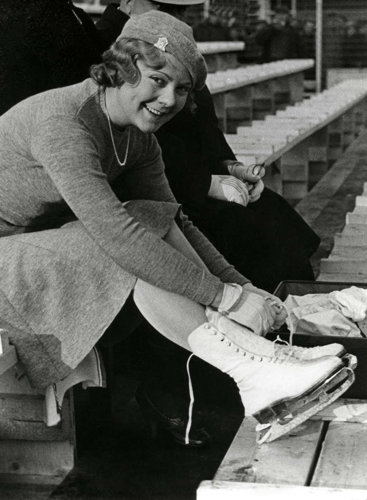 Sonja Henie. De Noorse kampioene kunstrijden Sonja Henie(1912-1969) bindt haar schaatsen onder. Amsterdam, 1934.<br />Bron: Geheugen van Nederland. 