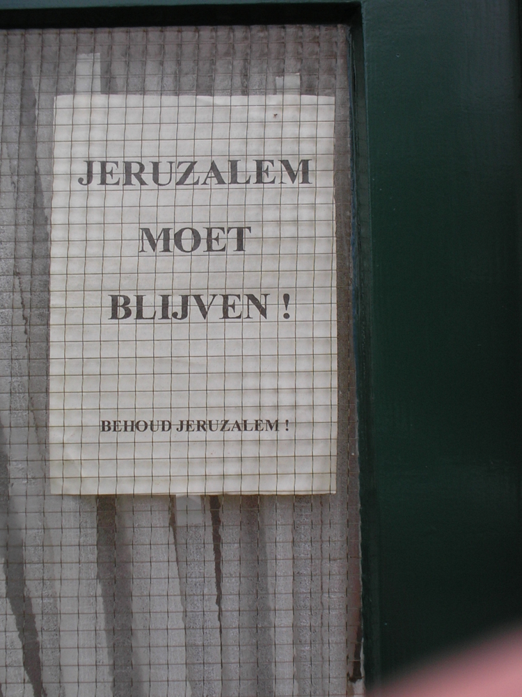 Protest voor het raam. Jeruzalem moet blijven! (Foto: 2006, Jo Haen) 