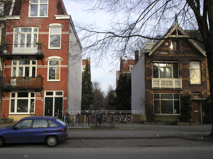 Het oude huis naast de tochtsloot aan de Middenweg.<br />(foto 2006 Jo Haen) 