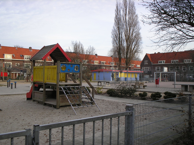 Speeltuin Mariotteplein Anno 2006 is er nog steeds een speeltuin op het Mariotteplein !<br />(foto 2006 Jo Haen) 