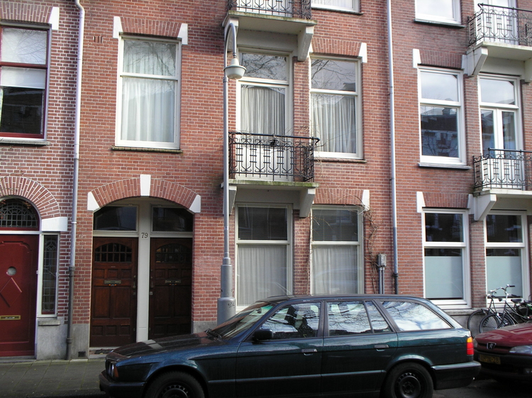 Linnaeusparkweg 79: het woonhuis van Wim Henneicke. Er zaten veel onderduikers in deze straat o.a. bij de nrs. 31 (een toenmalig Patronaatsgebouw), 83 2-hoog, 80 en 63. (Volgens het boek 'Kopgeld') (foto 2006 Jo Haen) .<br /> 