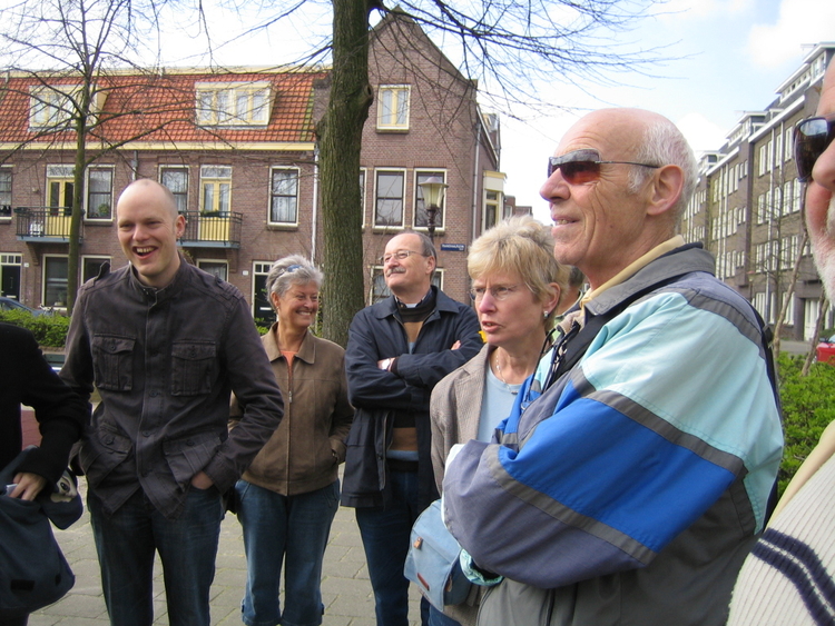  Oude en nieuwe bewoners van de Transvaalbuurt luisteren naar verhalen op het Transvaalplein. 