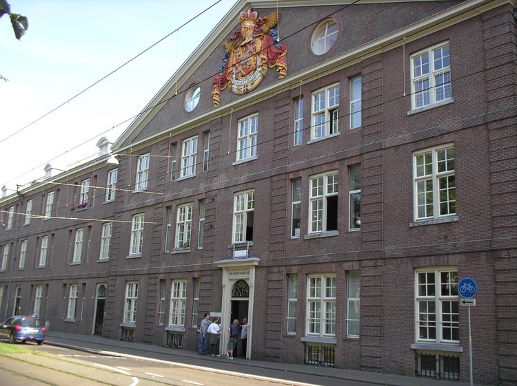  De Oranje Nassaukazerne anno 2006. Het gebouw is omstreeks de eeuwwisseling omgebouwd tot appartementen (architect J.van Stigt). 