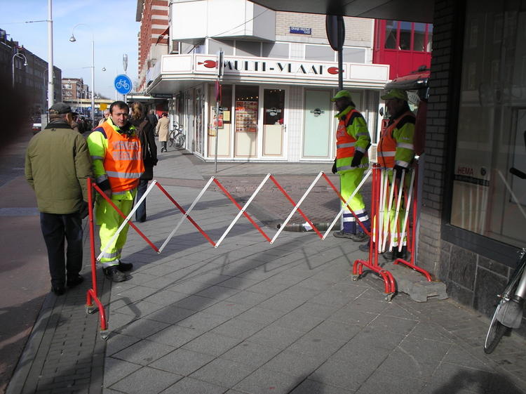  Verkeersregelaars met het uitgetrokken hekje bij de HEMA Linnaeusstraat. 