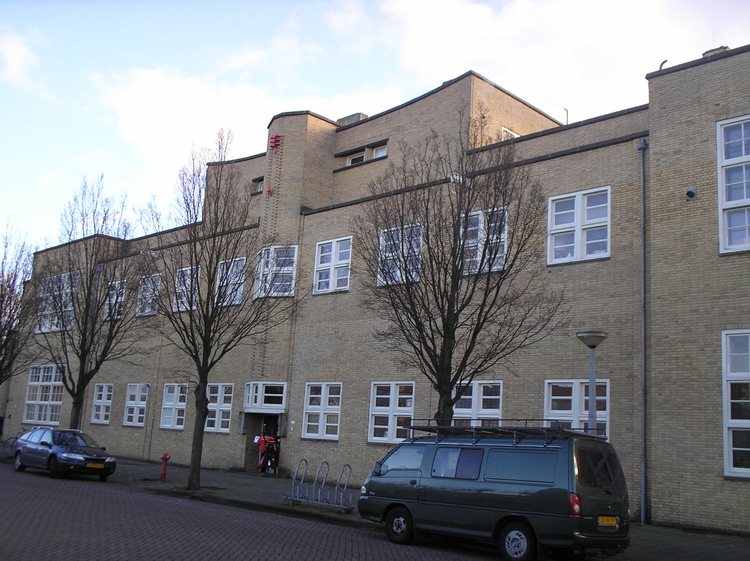  Het schoolgebouw op het Zuivelplein anno 2007. Geen school meer maar verhuurd als kantoor b.v. aan advocaten. 
