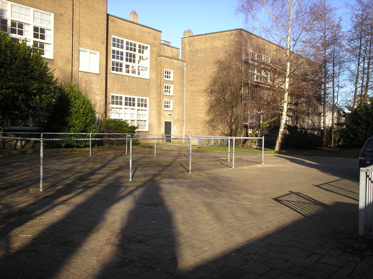  De speelplaats van de school aan het Zuivelplein. (2007) 